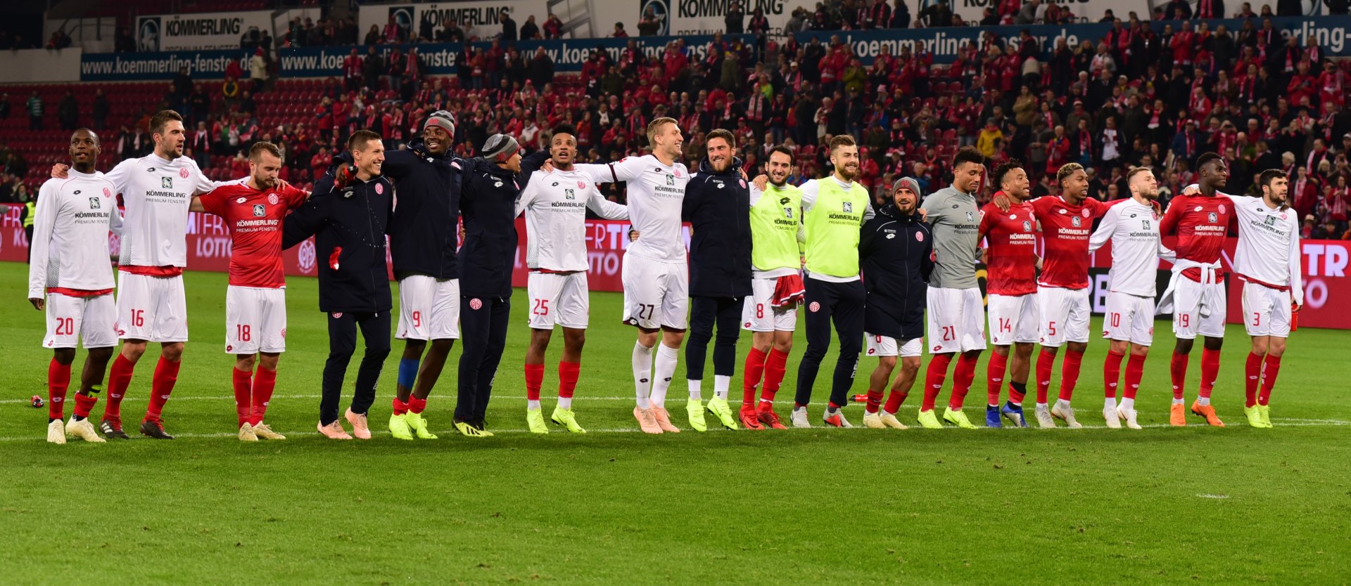Die gesamte Mannschaft ließ sich nach dem 2:1-Sieg gegen Werder Bremen ausgiebig feiern – und das zu Recht. „Die Spieler dürfen heute so lange draußen bleiben, wie sie wollen“, sagte Sportvorstand Rouven Schröder.