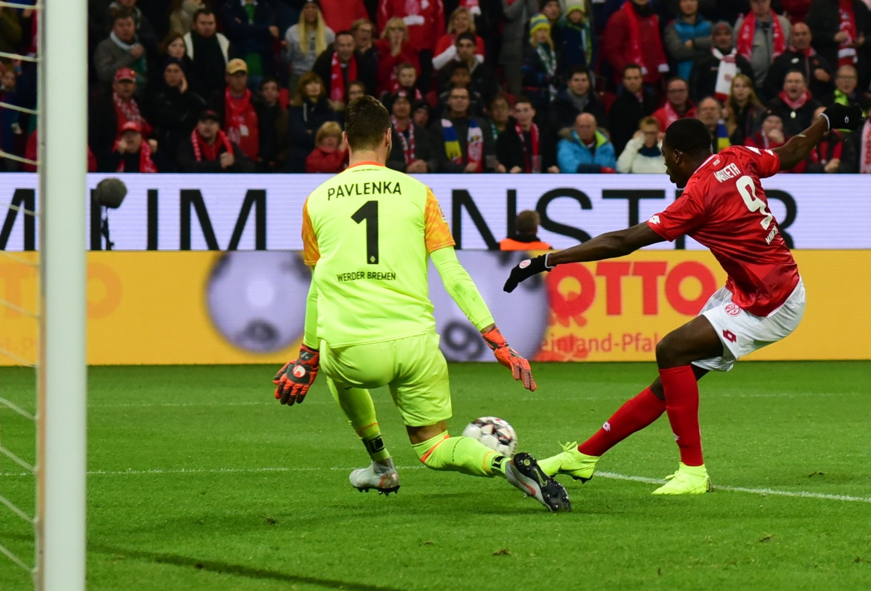 Jean-Philippe Mateta hatte mit seinem zweiten Bundesligator den Weg zum Ende der Sieglosserie geebnet, als er nach einer Fanke von Daniel Brosinski und einer missglückten Abwehr von Niklas Moisander am schnellsten reagierte…