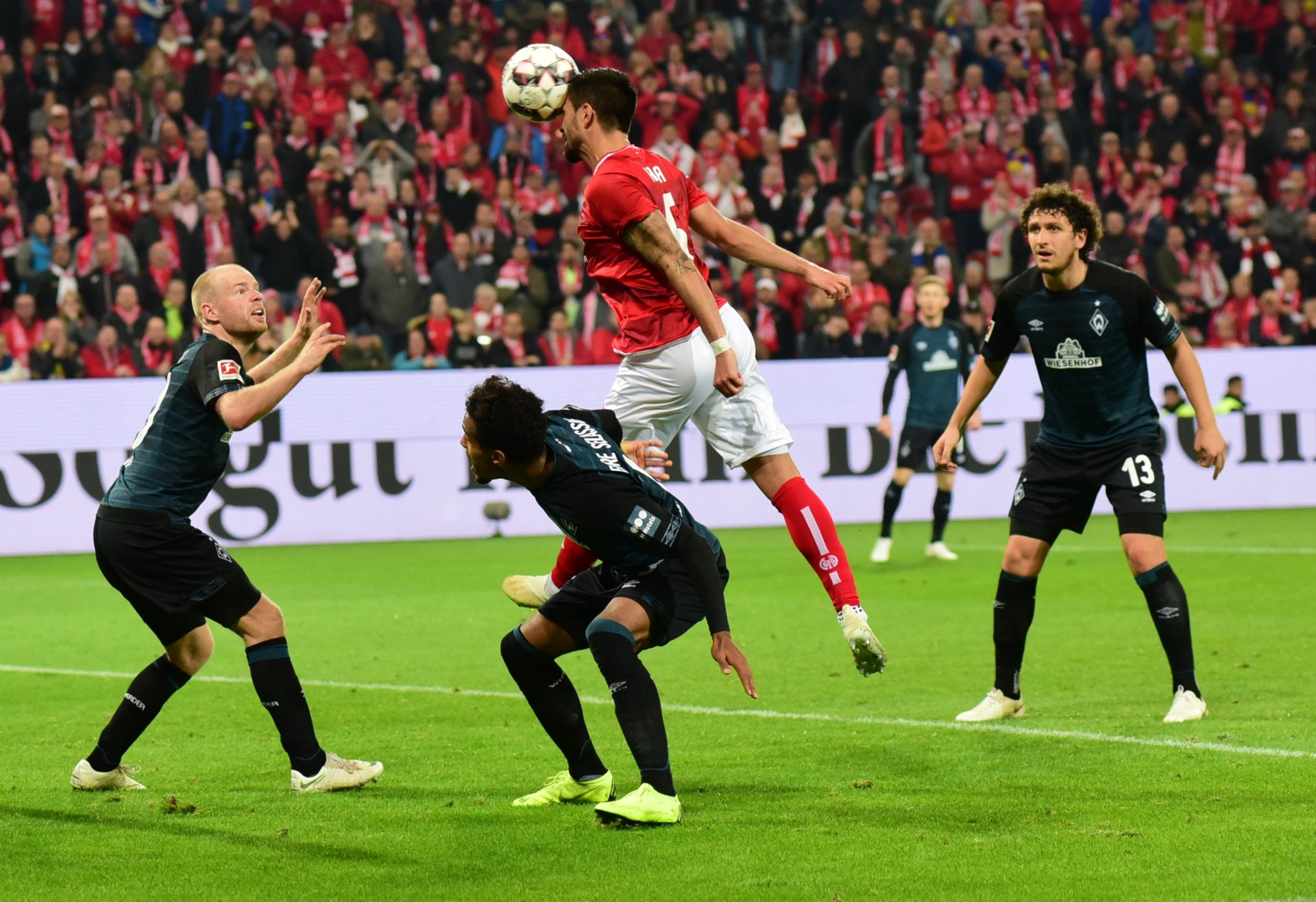 Ein Problem freilich hatten die Mainzer in der ersten Halbzeit: Sie verpassten eine höhere Führung, wie hier Danny Latza…