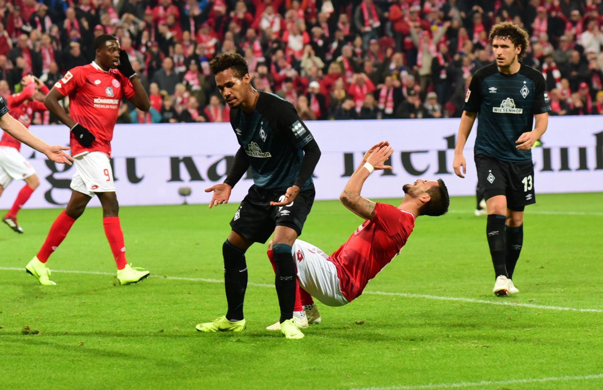 …der sich selbst über die vergebene Kopfballchance ärgerte.