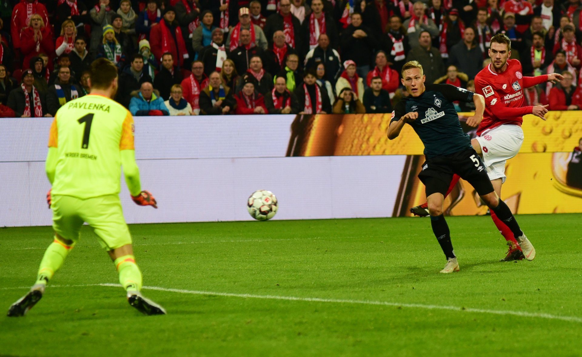  …und Stefan Bell scheiterte ebenfalls am Bremer Keeper. Abgesehen von einer missglückten Abwehraktion in der Schlussphase der Partie spielte der Mainzer Kapitän aber auf, als wolle er…