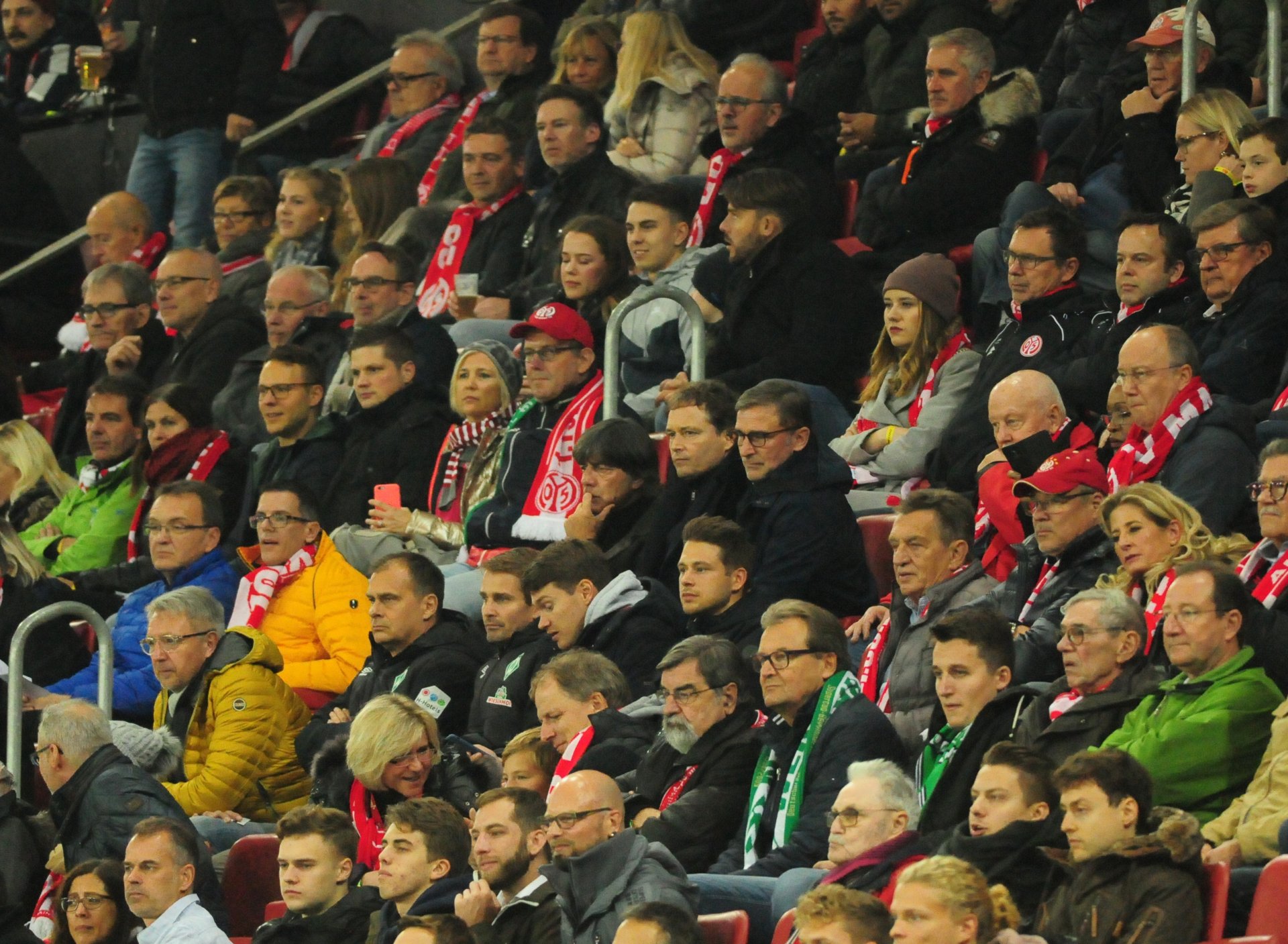 …einen Platz im Notizbuch von Bundestrainer Joachim Löw ergattern, der am Sonntagabend auf der Haupttribüne saß.