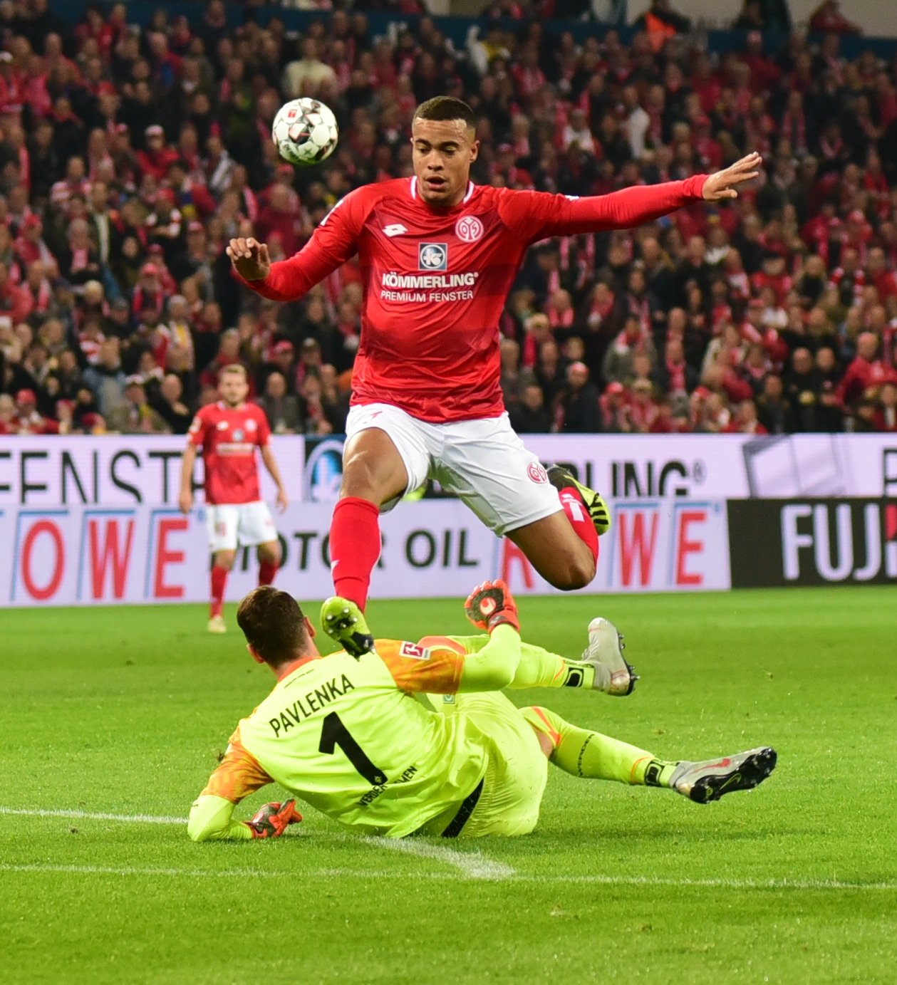 Robin Quaison kam gegen Pavlenka einen Tick zu spät...