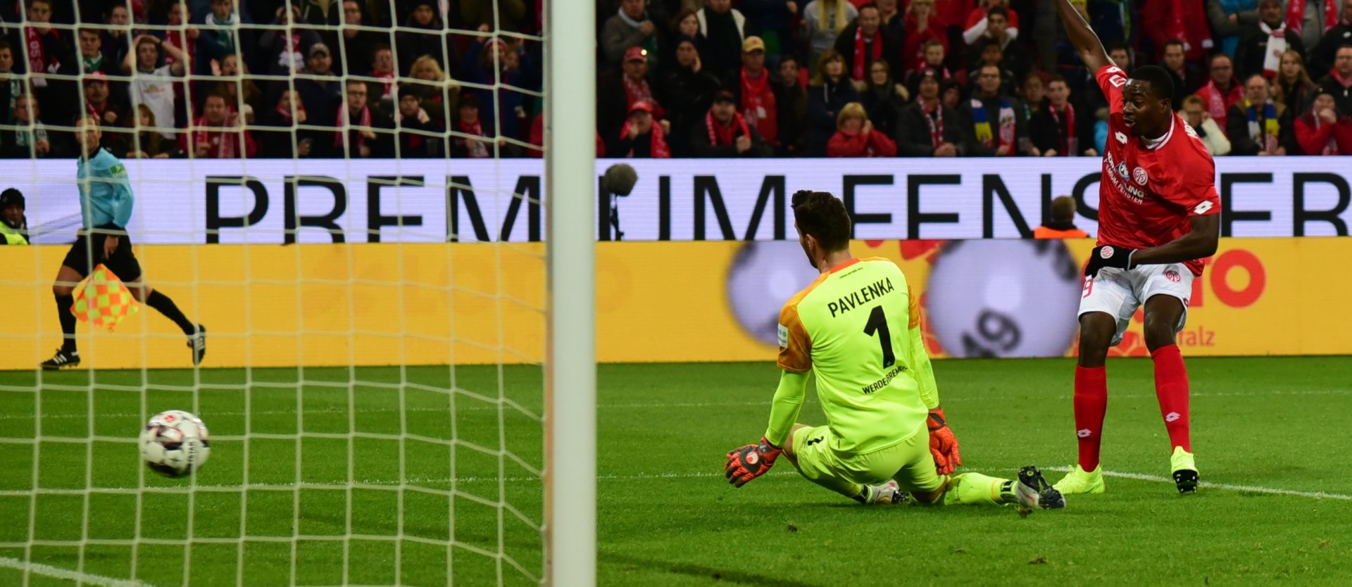 …und den Ball an Jiri Pavlenka vorbei über die Linie brachte.