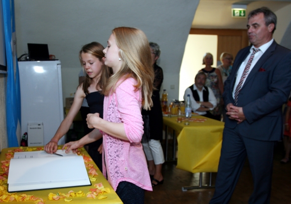 Als Jugendliche schon reif für das Ehrenregister: Hanna Lipp und Rebecca Matzon bat Verbandsbürgermeister Robert Scheurer (r.) um den Eintrag ins Goldene Buch der VG.