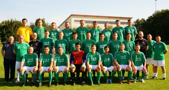 Das Aufgebot des TSV Zornheim: (hinten von links) Daniel Vois, Max Darmstadt, Ulli Henss, Jonas Johannides, Timo Tautenhahn, Florian Treder, Marc Kappler, Moritz Hedderich, Pascal Hinker, (Mitte)Ehrenfan Renato Lambri, Kotrainer Stefan Marschall, Betreuer Marcel Weißner, Fabian Pengel, Jonas Rack, Manuel Henss, Fabian Tautenhahn, Fabian Bachmann, Julian Ostendorf, Patrick Portugall, Physiotherapeut Leif Wohn, Trainer Michael Horn, Torwarttrainer Thomas Schuhmacher,(vorne) Florian Merchel, Steffen Völker, Daniel Streu, Sorush Hasari, Nicolai Dillenburger, Manuel Zortea, Florian Marschall, Thomas Schulz. Es fehlen Christopher Louis, Simon Melles, Dennis Petermann, Nils Horn, Andreas Styner, Chris Gilfrich, Alex Gilfrich, Dirk Willuweit, Florian Karpi, Johannes Hanke, Johannes Schwank, Steffen Fassnacht, Valentino Mignogna, Alexander Mignogna, Marcel Lang, Jonathan Geiger, Nicolas Henrici, Martin Lembke und Torwarttrainer Philipp Huhle.