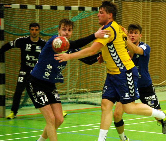 Der Binger Dominick Baucke war mit der HSG Rhein-Nahe erst zum vergangenen Heimabschluss der Sportfreunde Budenheim (v.l. Christian Kosel, Sören Dübal, Johannes Sturm) in der Waldsporthalle. Trainer Thomas Gölzenleuchter erhielt durch den 31:25 (17:18)-Sieg mit etwa Mühe seinen erfolgreichen Ausstand bei den Budenheimern.