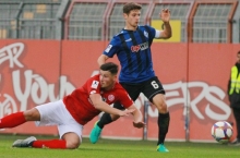Ahmet Gürleyen liegt darneider, Marco Schuster ist obenauf: Der Mainzer Innenverteidiger (l.) konnte das Knock-out-Tor zum 0:3 durch den Mannheimer per Kopfball nach einer Ecke nicht verhindern.