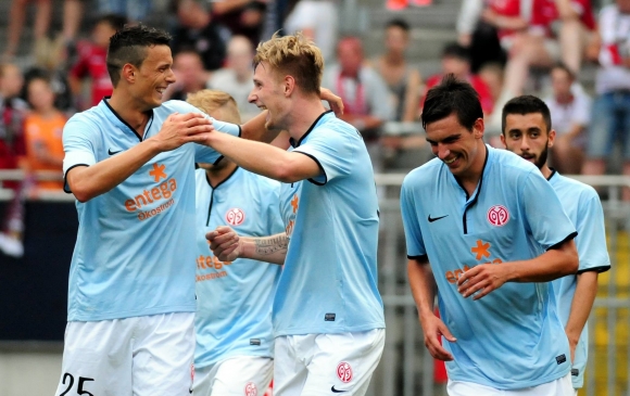 Mit Sebastian Polter (M.) konkurriert Petar Sliskovic (l.) um einen Platz im Angriff. Beim 2:1-Testspielsieg in Kaiserslautern am Samstag erzielten die beiden jeweils per Heber ein Tor.