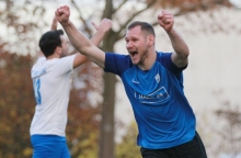 Nur einer der beiden Spieler, die den Ball gemeinsam über die Linie gedrückt haben, jubelt: Oliver Schmitt (vorne). Fabio Labella hebt die Arme als „Was soll ich denn machen?“-Geste.