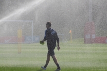 Wer glaubte, in England regne es permanent, irrt: Angesichts der hohen Temperaturen findet 05-Trainer Kasper Hjulmand Gefallen an einer Abkühlung durch die Rasensprenger im St. George's Park.