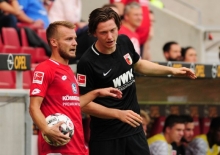 Der Augsburger Michael Gregoritsch braucht gar nicht nachzufragen. Die Einwürfe macht Daniel Brosinski.
