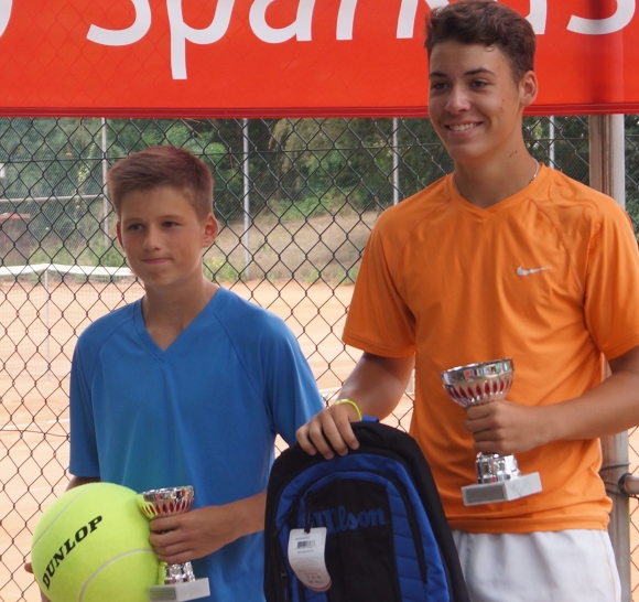 TSC-Talente im Finale unter sich: Mats Hippchen (rechts) schnappte sich mit einem Sieg über Vereinskamerad Ivo Acker den Rheinland-Pfalz-Titel 2014 der U14-Junioren.
