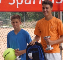 TSC-Talente im Finale unter sich: Mats Hippchen (rechts) schnappte sich mit einem Sieg über Vereinskamerad Ivo Acker den Rheinland-Pfalz-Titel 2014 der U14-Junioren.