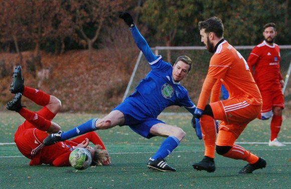 Ein wahres und ein unwahres Tor steuerte der Topstürmer der Liga zum Heimsieg der TSG 46 gegen den TuS Altleiningen bei. Macht für Jonas Gangl (Mitte) einen Treffer mehr auf dem Konto, das nunmehr bei Zählerstand 19 angelangt ist.