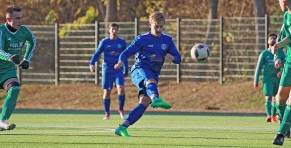 Fabian Scharf hätte sechs Minuten vor Schluss den SV Klein-Winternheim mit 2:1 in Führung bringen können.