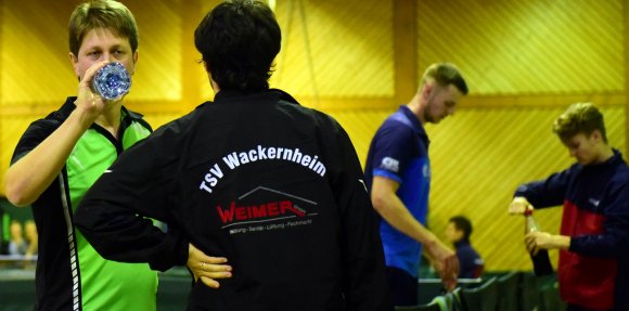  Nach dieser Leistung hatte er mehr verdient als Wasser: Christian Ditschler, an Position eins des TSV Wackernheim vorgerückt, gewann in Weitefeld beide Einzel und sein Doppel mit Felix Wolf.