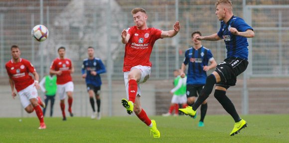 Für Jannik Mause (Mitte) war das Testspiel beim TSV Schott der Beweis, dass er es kann: Der Stürmer setzte dem Oberligisten zwei Kopfballtreffer ins Netz.