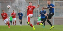 Für Jannik Mause (Mitte) war das Testspiel beim TSV Schott der Beweis, dass er es kann: Der Stürmer setzte dem Oberligisten zwei Kopfballtreffer ins Netz.
