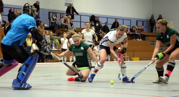 Aline Bessling bleibt der Dreh und Angelpunkt im Sturm des TSV Schott. Beim Heimdebüt in der Hallenrunde war der Routinier gleich vier Mal erfolgreich.