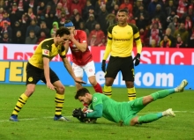 Glück für BVB-Torwart Roman Bürki und seine Verteidiger, dass Alexander Hack (hinten) soeben nicht das 1:0 geköpft hatte. Im Gegenzug gingen die Dortmunder in Führung.