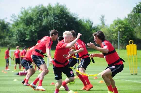 Schnelle Richtungswechsel trainieren die 05-Profis auch ohne Ball. Gegen die Burton Albions können sie dies noch einmal im Spiel auf den Platz bringen, bevor die Europa-League-Quali ansteht.