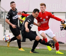 Es war sein Tag, es hätte eine bleibende Erinnerung werden können: Jannik Mause (r., gegen Fabian Fecker) erzielte nicht nur durch einen gut verwerteten Steilpass die 2:1-Führung, sondern hätte um ein Haar mit der letzten Aktion des Spiels dem Siegtreffer erzielt.