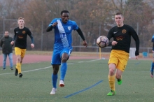 Cheikk Bamba Diaw (l.), hier im Laufduell mit dem Oppenheimer Jakob Deparade, übertrieb es häufig mit den Einzelaktionen.