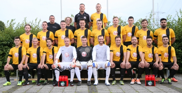 Das Team 2014-15 der TSG Hechtsheim. Hinten, v.l.: Betreuer Wolfgang Rompel, Betreuerin Ulrike Frey, Trainer Tobias Rieger, Kotrainer Aleksandar Petreski. Mitte: Steffen Jennerke, Manuel Mayer, Robin Streker, Marco Streker, Fabian Schäfer, Niclas Holtfoth, Ferhat Erdogan, Matthias Bochenek, Kemal Acar. Vorne: Murat Celik, Kevin Frey, Karim Hadri, Matthias Everding, Kevin Widera, Christian Schweizer, Michael Mader, Christian Kasper, Salvo Panterno, Luca Serratore.
