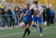 Der Mombacher Sechser Peter Staegemann (l.) schlug den Freistoß, der zum 1:0 beim TSV Schott führte.