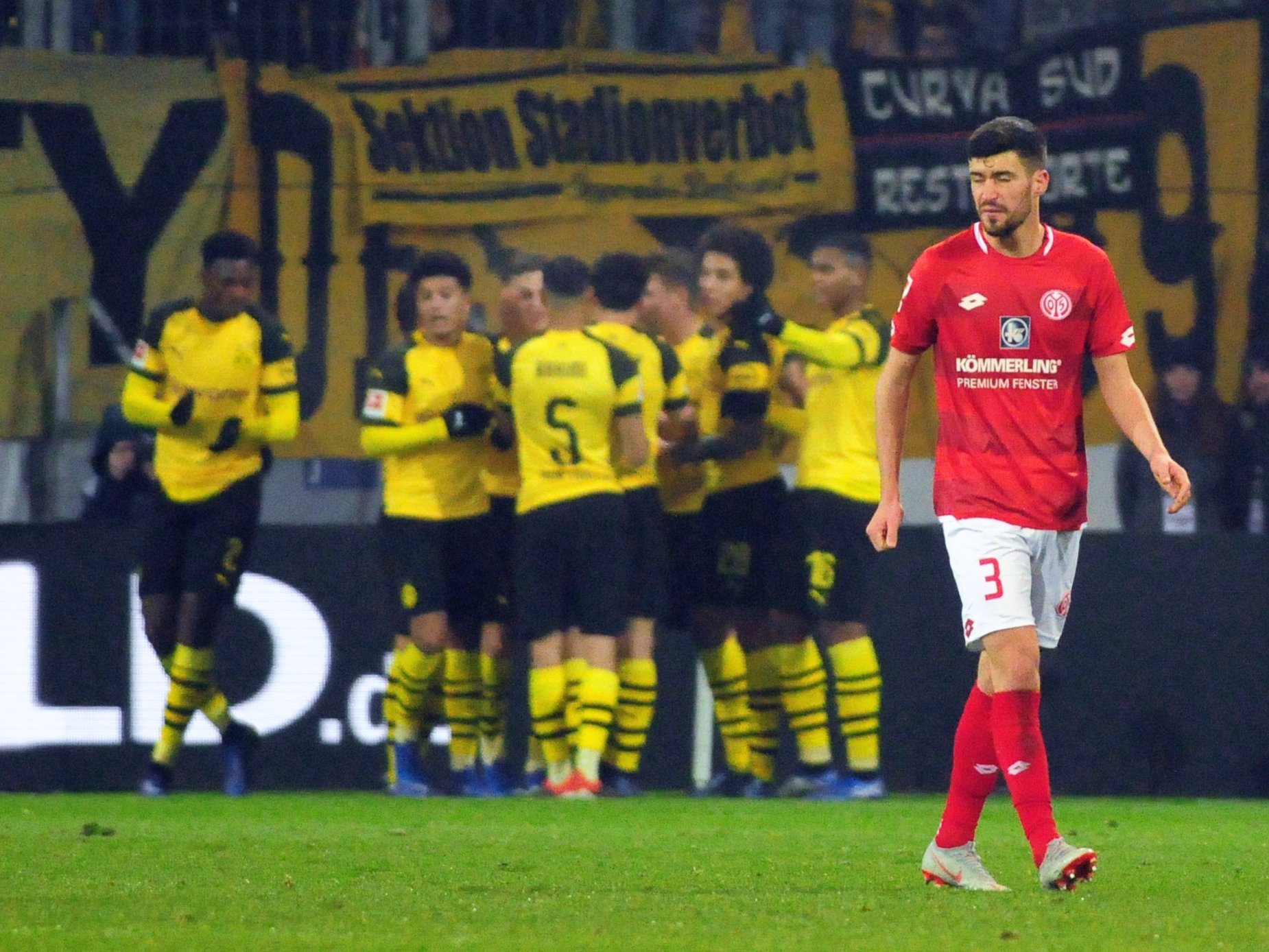 Aaróns Gesicht spricht Bände: Soeben hat Lukasz Piszczek mit einem Glücksschuss das 1:2 markiert. 