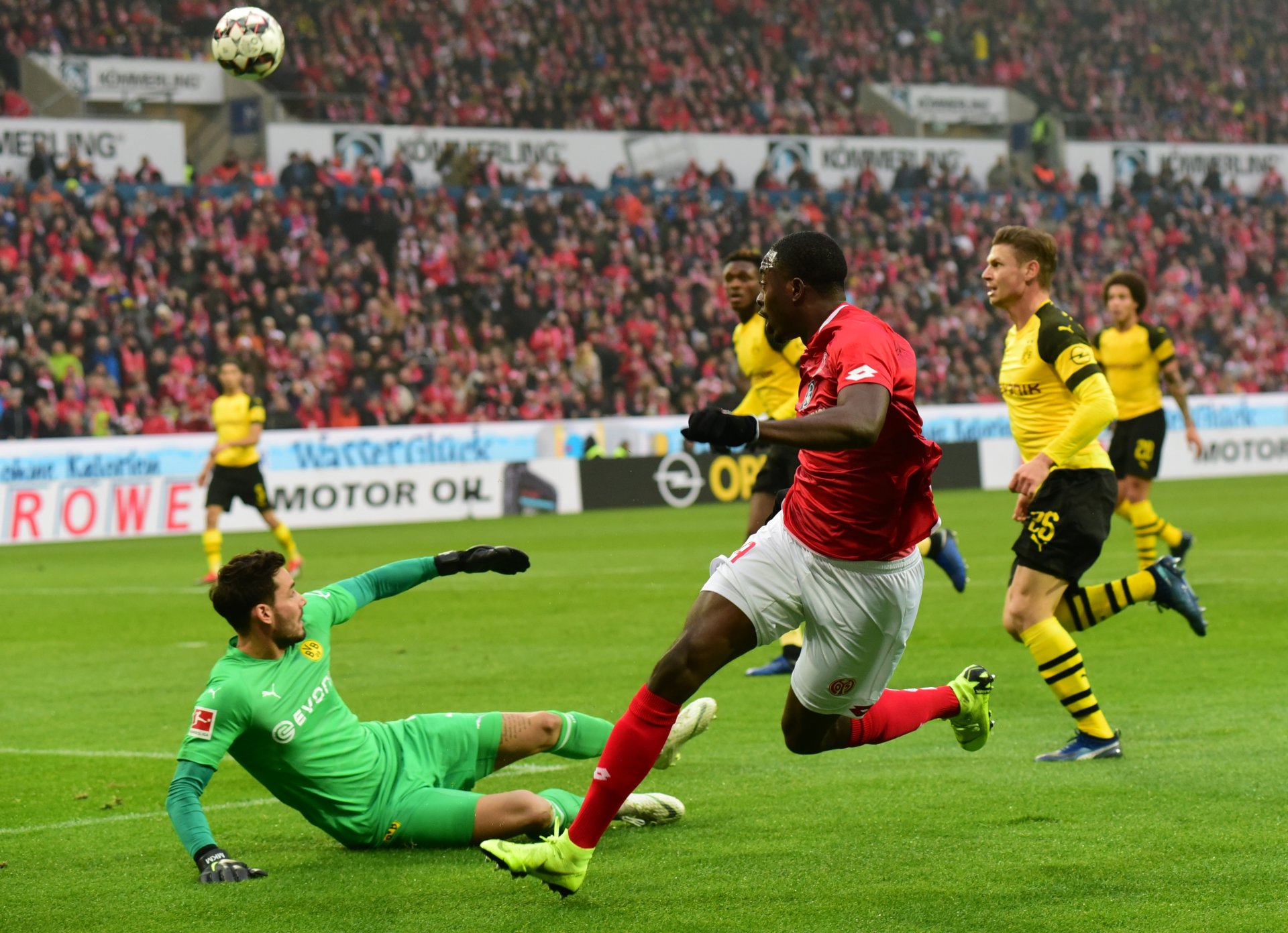 Jean-Philippe Mateta hatte schon vor der Pause starke Szenen im Dortmunder Strafraum...