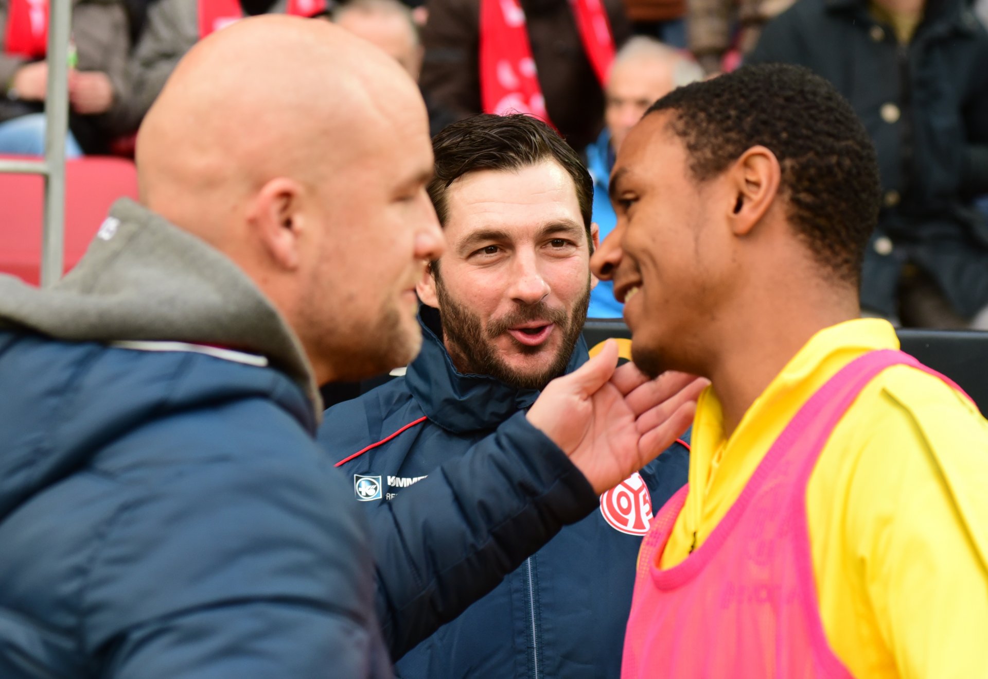 Der Ex-05er Abdou Diallo, hier mit dem Mainzer Sportvorstand Rouven Schröder und Trainer Sandro Schwarz, kam erst in der Schlussphase zwecks Ergebnissicherung aufs Feld.