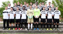 Die Mannschaft von Fontana Finthen für die Saison 2014-15, hinten v.l.: Betreuer Alexander Bartuli, Andreas Ludwig, Lucas Marx, Henok Blume, Peter Schlosser, Felix Siebert. Mitte: Trainer Dirk Willems, Kai Herrmann, Dominik Hammel, Julius Wiebe, Robin Kohmer, Robin Schirmer, Patrick Willems, Thorsten Krüger. Vorne: Kotrainer Oliver Schütz, Philipp Schrimb, Davide Mandala, Bamba Diaw, Djamel Yahlali, David Ellwart, André Pinheiro, Gimi Meta, Marcel Ullmer. Es fehlen: Maximilian Meixner und Muzzifer Özedemir. 
