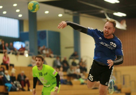 Anton Berres hat mit dem HC Gonsenheim in der vergangenen Runde den dritten Platz erobert. Derzeit hängt er mit der Mannschaft trotz des Heimsieges gegen die SG Saulheim II auf Platz 8 fest, das soll bis Weihnachten aber schon ganz anders aussehen.