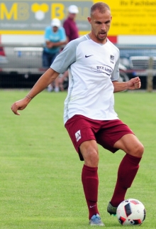 Spielte zwei Jahre für den FC Karbach, bevor er im Sommer zum TSV Schott zurückkehrte: Schott-Sechser Yannick Rinker.