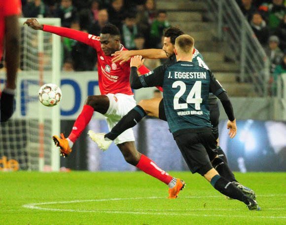 Bei gegnerischen Kontern hellwach sein müssen Moussa Niakhaté und seine Kollegen in der Mainzer Hintermannschaft.