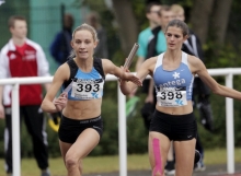 Marie Harzer (l.) und Freda Kallenberg gehören zur 4x400-Meter-Staffel, die der USC Mainz bei der DM in Ulm an den Start schickt.