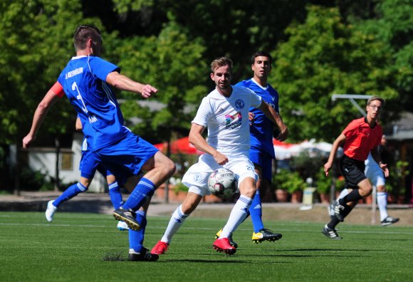 Dennis Merten (M.) profitierte in Rieschweiler zweimal von Ibrahim Yilmaz' Vorarbeit und traf zum 1:0 und 4:0.