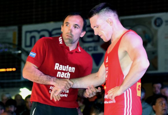 Trainer Davyd Bichinashvili (l., mit Tadeusz Michalik) will in den beiden letzten Kämpfen vor den Play-offs auch Nachwuchsringer einsetzen, aber ohne den Mannschaftserfolg zu gefährden. 
