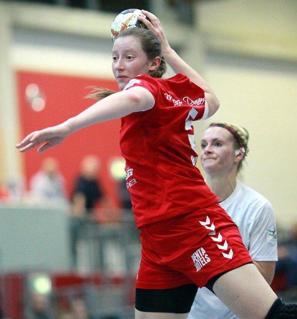 Janka Bauer ist der Bremerin Nele Osterthun entwischt. Im jüngsten Heimspiel siegte die damalige FSG Mainz 05/Budenheim gegen die Hanseatinnen mit 28:24, unterlag im April beim 20:24 in Bremen aber genauso deutlich.