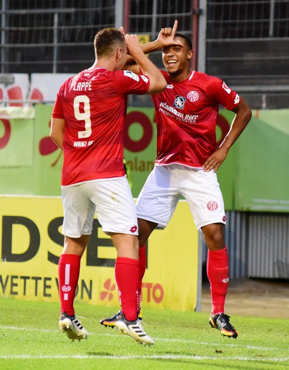 Das 4:1 gegen den SSV Ulm am 14. September, bei dem Leon Bell bell (r.) den zweiten und Karl-Heinz Lappe den vierten Treffer erzielte, war der bislang letzte Saisonsieg der U23.