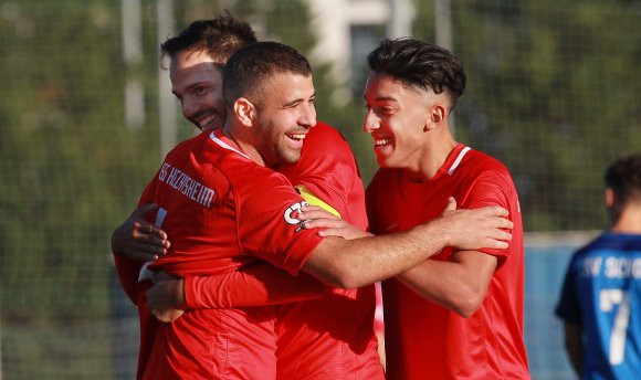 Giuseppe Carbone (M.) will bei der TSG Hechtsheim die Lücken schließen. Hauptsächlich als Sechser, gerne aber auch beim Torjubel wie hier mit Samir Ouachchen (l.) und Nassim Jaatit.