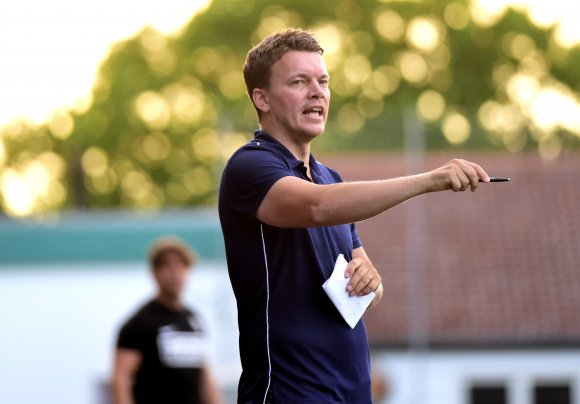 Christian Lüllig hält den Stift in der Hand, seine Spieler sollen den i-Punkt setzen.