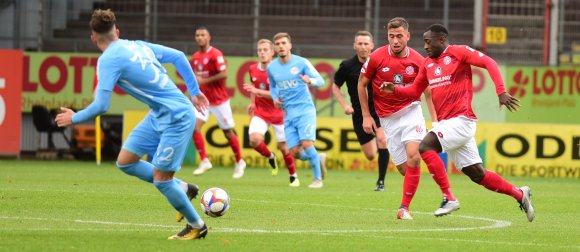 Das war der Beginn der ersten Schlüsselszene: Christian Kinsombi (r.) treibt den von Tolga Demirbas eroberten Ball nach vorne, handelt dann aber in einer Drei-gegen-zwei-Situation eigensinnig.