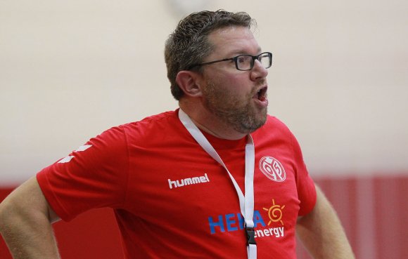 Ungeheuerlich, was seine 05-Handballerinnenn in der zweiten Halbzeit in Bremen zeigten. Trainer Thomas Zeitz gestand allerdings ein, dass auch ihm die Idee fehlte, wie die aus der Spur gehüpfte Mannschaft wieder zurück zum eigentlichen Leistungsvermögen finden konnte.