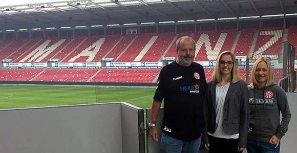 Abteilungsleiterin Eva Federhenn (r.) und Handballmanager Karl-Heinz Elsäßer freuen sich über einen Neuzugang, der sogar der begehrten Spezies der Linkshänderinnen angehört. Vom Bundesligisten Buxtehuder SV wechselt Franziska Fischer zum Handball-Zweitligisten Mainz 05.