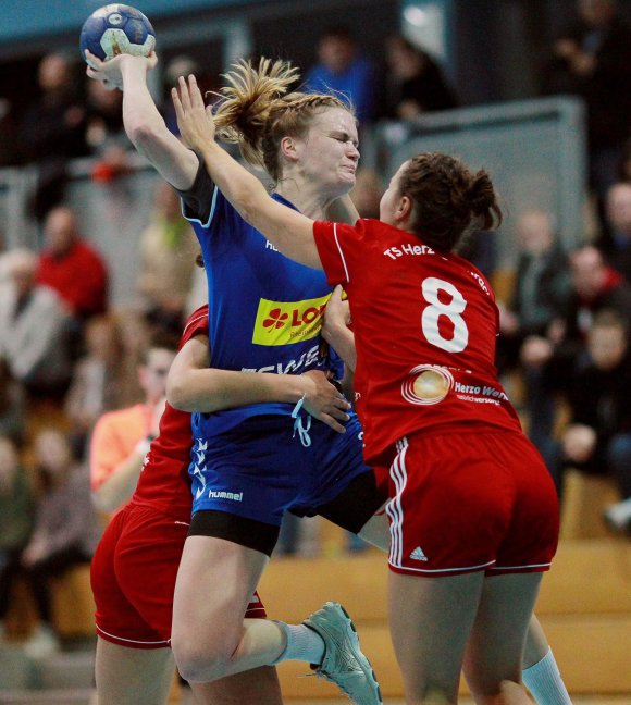In der Klammer der Konkurrenz: Lena Kahnert ist mit der SG Bretzenheim nach den jüngsten Niederlagen im Tabellenmittelfeld angekommen. Der Kampf um das Saisonziel Platz zwei ist noch nicht verloren, doch auf den haben inzwsichen ein halbes Dutzend Mannschaften Aussichten.