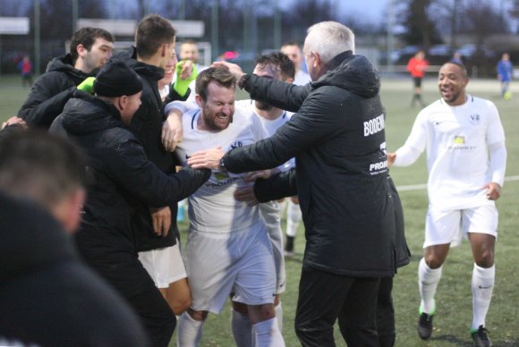 Lange nicht mehr so gejubelt: Oliver Hoch lässt sich für sein fulminantes Freistoßtor zum 4:1 von Trainer Dennis Bingenheimer (l.) und dem Rest der Bank feiern.