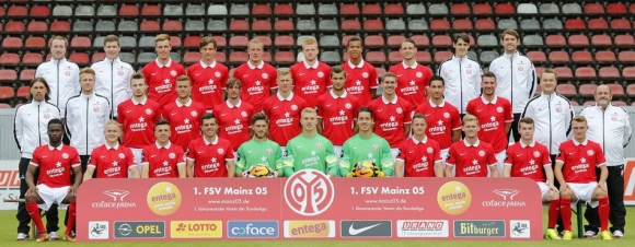 Das Team des FSV Mainz 05 II, hinten von links: Michael Thomas (Physiotherapeut), Dr. Jochen Wollstädter (Teamarzt), Alexander Wähling, Tevin Ihrig, Richard Weil, Fabian Kalig, Marcel Costly, Marc Wachs, Dr. Tobias Nowak (Teamarzt), Dr. Philipp Appelmann (Teamarzt). Mitte von links: Martin Schmidt (Trainer), Peter Perchtold (Kotrainer), Marcel Hammann, Lucas Höler, Michael Falkenmayer, Tobias Schilk, Alexander Hack, Damian Roßbach, Mounir Bouziane, Pascal Reinhardt, Darius Salbert (Teammanager), Helmut Mayer (Spielleiter). Vorne von links: Stéphane Eba Eba, Kai Pröger, Dennis Franzin, Sebastian Gärtner, Jannik Huth, Robin Zentner, Bernhard Hendl, Jonas Kiermeier, Felix Müller, Tim Fahrenholz, Daniel Bohl.